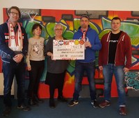 Die Fangruppen überreichten Zartbitter heute einen Spendenscheck über 1321 Euro.