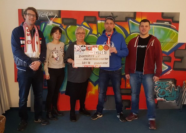 Die Fangruppen überreichten Zartbitter heute einen Spendenscheck über 1321 Euro.